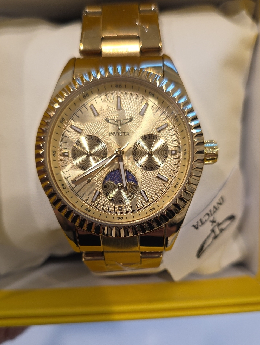 900. Invicta Specialty I Model 69876 Ladies 38mm quartz Gold/Gold